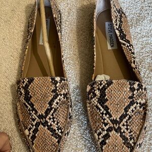 Beige Snakeskin Flats with Pointed Toe and Textured Finish